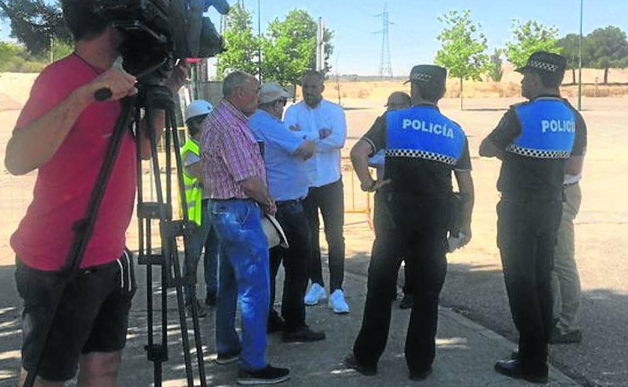 Reunión celebrada este jueves junto al estadio por el concejal Luis Vélez, policías locales y responsables de las obras del José Zorrilla. 
