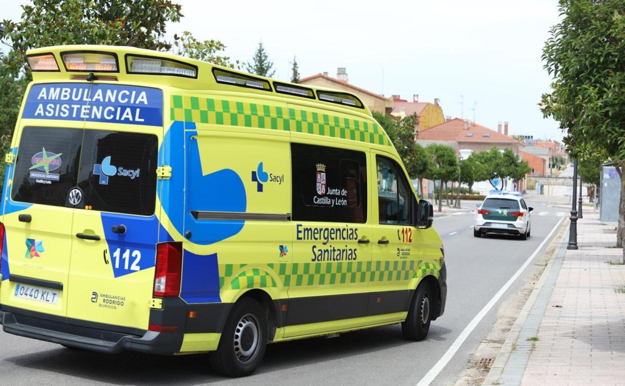 Ambulancia en el lugar del suceso en Villagonzalo-Pedernales. 