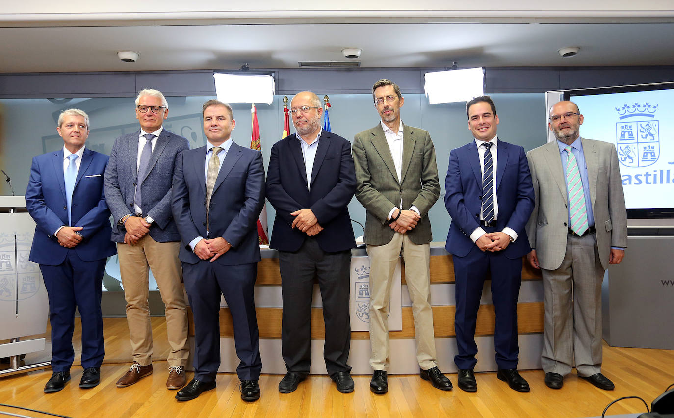 José María Crespo, Joaquín Meseguer, Carlos Aguilar, el consejero de Transparencia, Francisco Igea, Fernando Navarro, José Miguel García y Antonio Calonge, tras el acto de toma de posesión de los altos cargos de la Junta.