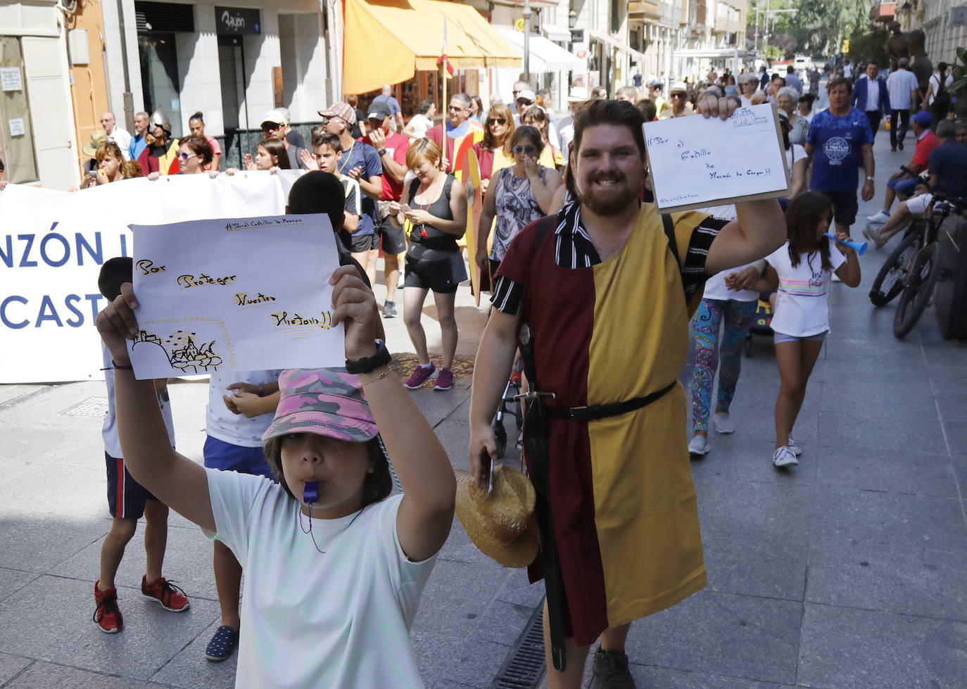 Fotos: Monzón se manifiesta por su castillo