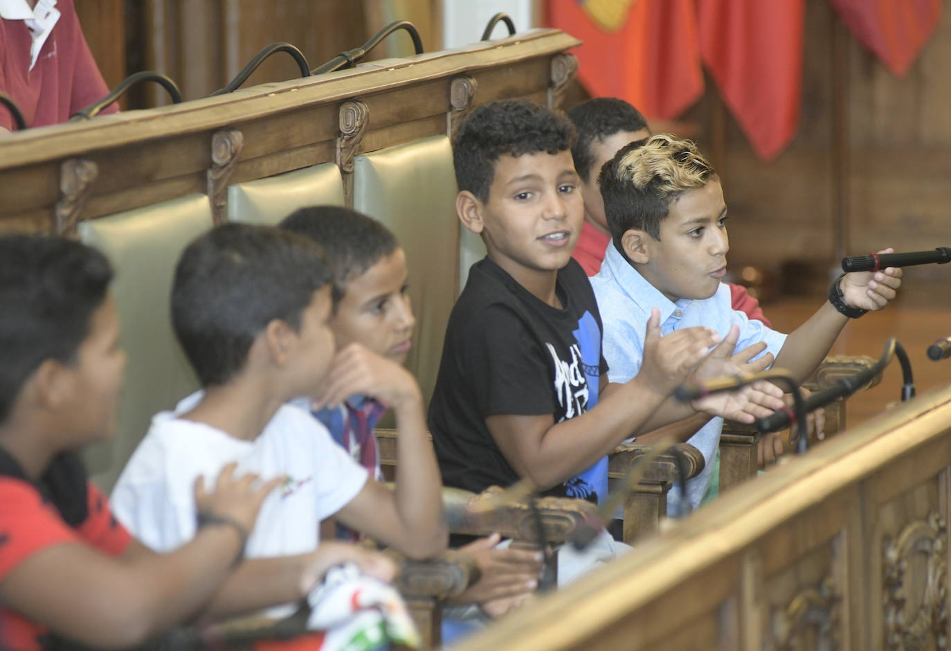 El Ayuntamiento de Valladolid ha recibido este viernes a 16 de los «pequeños embajadores» saharauis que pasan sus 'Vacaciones en paz' en la capital vallisoletana.
