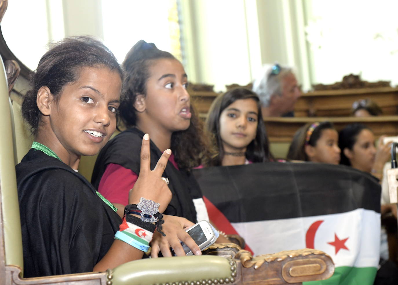 El Ayuntamiento de Valladolid ha recibido este viernes a 16 de los «pequeños embajadores» saharauis que pasan sus 'Vacaciones en paz' en la capital vallisoletana.