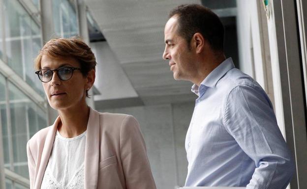 La candidata a la presidencia del Gobierno de Navarra por el PSN-PSOE, María Chivite, acompañada del secretario de organización de esta formación, Ramón Alzórriz.