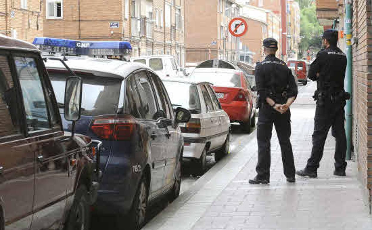 Agentes de la Policía Nacional en el barrio de los Pajarillos en una imagen de archivo. 
