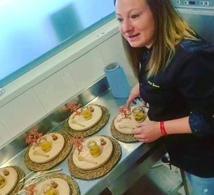 Abigail Herrero, en sus cocinas del Bar Blanco y Negro, prepara los platos. 