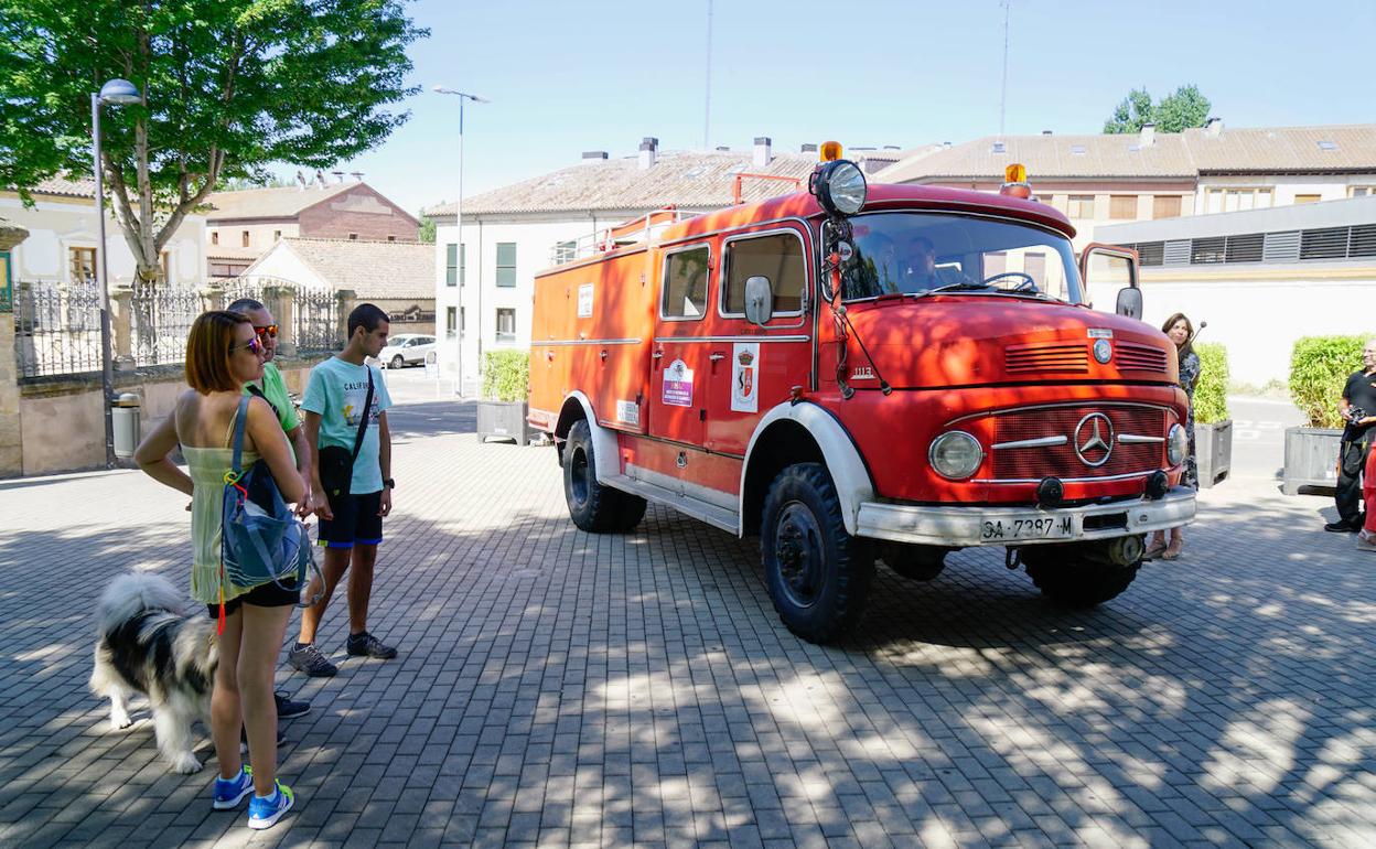 El camión de bomberos cedido por Cabrerizos, en la explanada junto al Museo de Automoción.