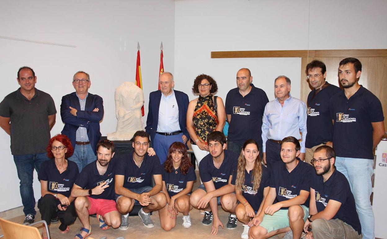 Asistentes al acto de entrega de la escultura en el Museo de Segovia. 