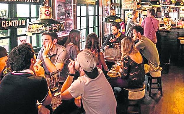 Imagen principal - Postales. Clientes en el 'coffee shop' The Bulldog. Martine y Louise Fokkens, 50 años como prostitutas, con el guía Elard Tissot. Casas del canal. 