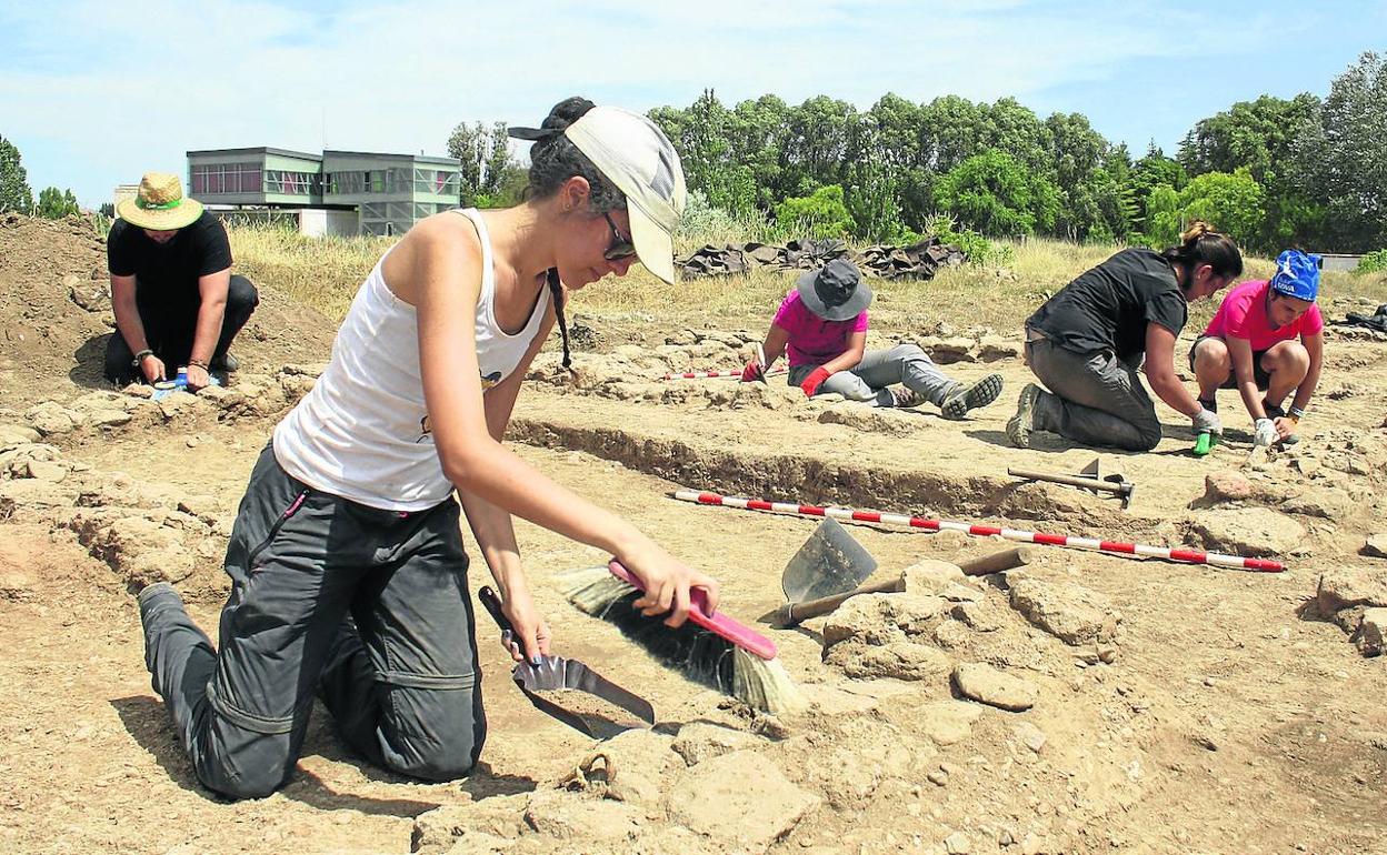 Trabajos en la excavación arqueológica del Camino de las Ánimas, en Herrera de Pisuerga. 