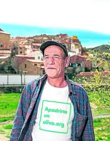 Imagen secundaria 2 - Una cultura ancestral.  Los padrinos visitan su olivo y los agricultores han vuelto a cuidar árboles centenarios cuyo aceite (marca Mi Olivo) se destila en su nueva almazara.