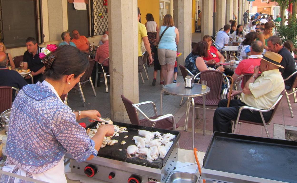 Terraza llena de gente en la feria rociera de Villabrágima. 