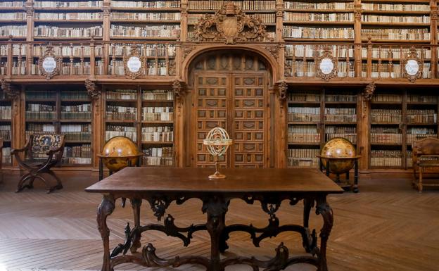 Manuscritos y globos terráqueos custodiados en el interior de la Biblioteca.