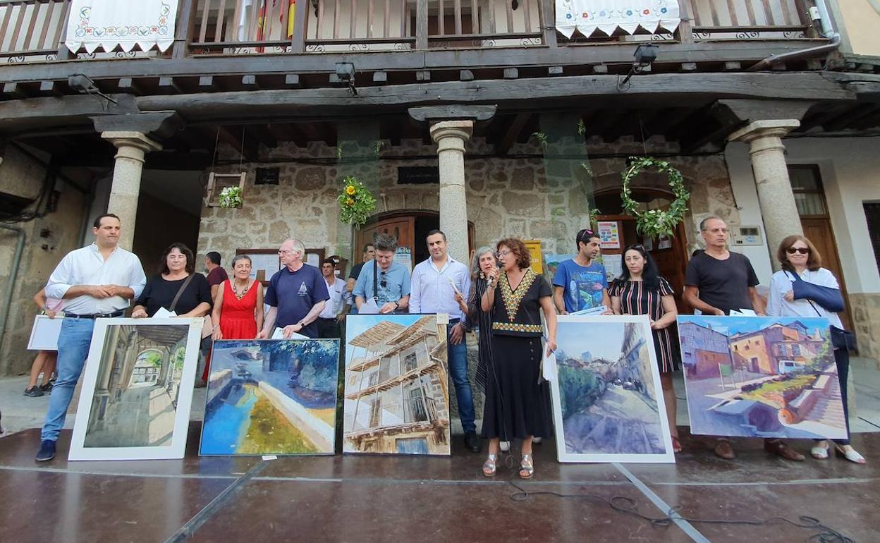 Los cinco cuadros galardonados en el IV Certamen Nacional de Pintura Rápida 'Ángel Gómez Mateo', tras la entrega de premios, con el ganador en el centro.