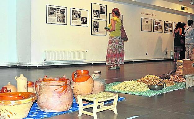 Inauguración de la muestra 'Vendiendo en la calle' en la Casa Revilla. 