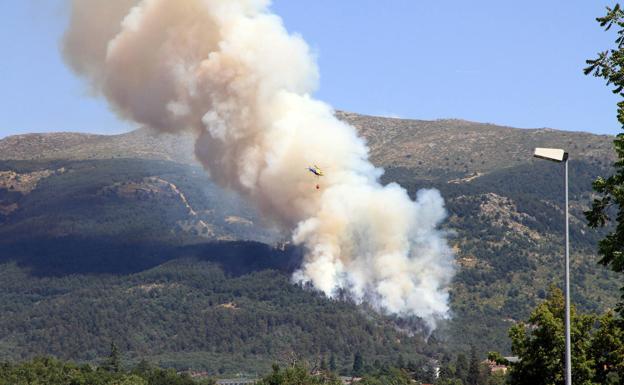 Galería. Un hidroavión descarga agua sobre la zona afectada por las llamas.