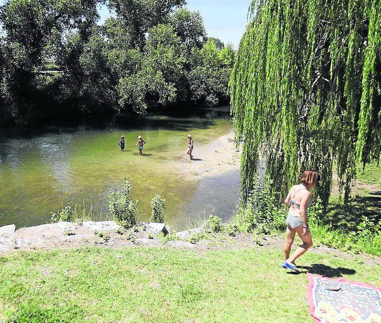 Imagen principal - Izquierda, zona de baño en el parque Valdobar (Peñafiel)