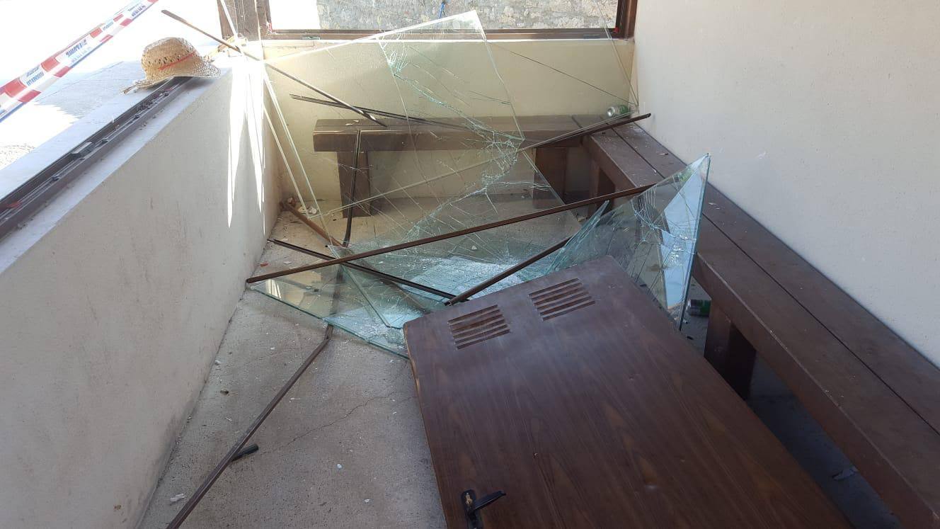 Fotos: Destrozos y vandalismo de madrugada en San Martín de Valven