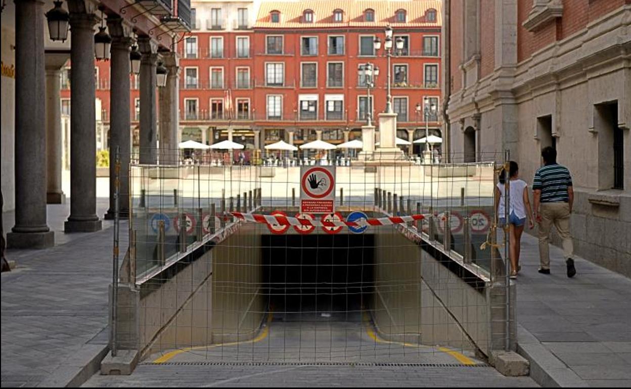 La valla impedía aún ayer la entrada al aparcamiento por la rampa de la calle Manzana.
