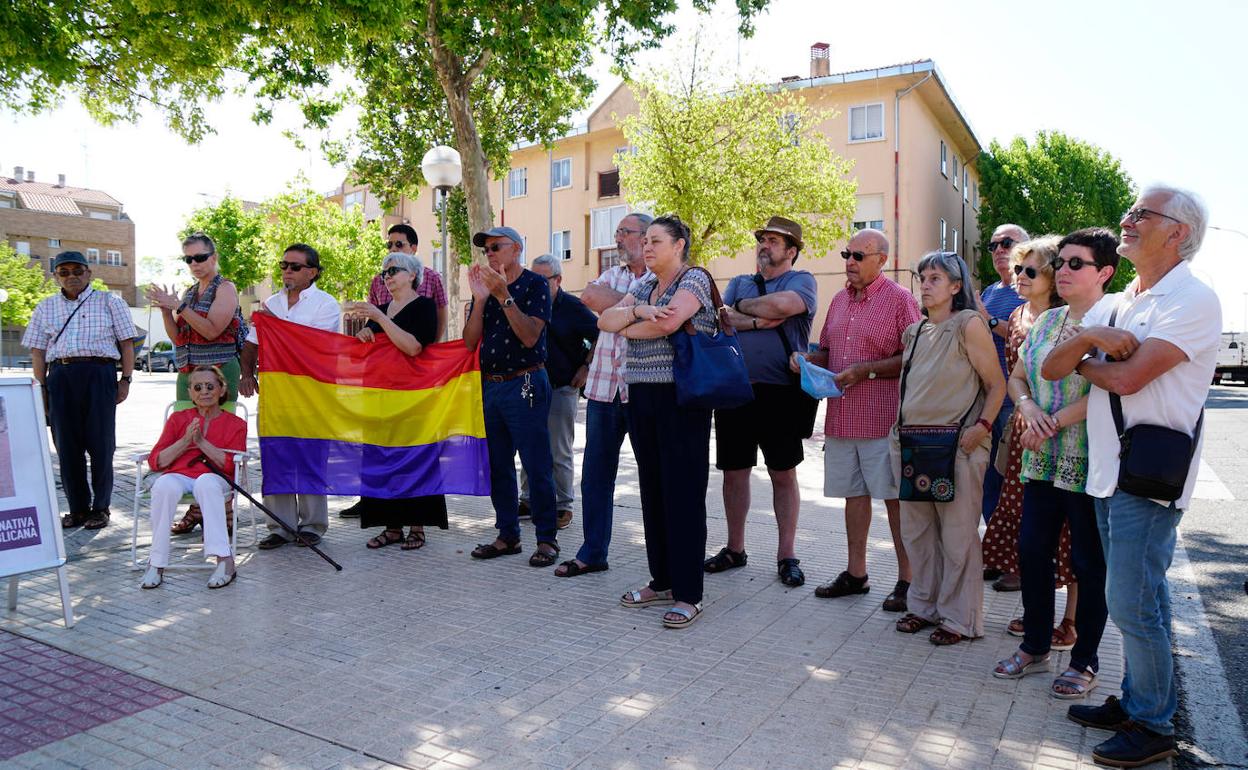 Un momento del homenaje al alcalde fusilado en 1936, que se celebró en la plaza que lleva su nombre. 