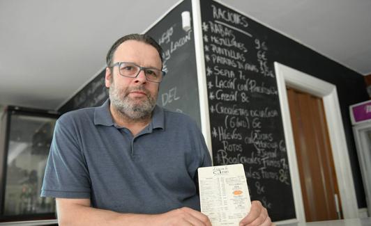 Francisco se sitúa junto a la barra del bar con la carta entre las manos. 