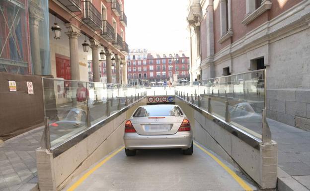 Un vehículo accede al aparcamiento de la Plaza Mayor tras su reapertura esta mañana. 