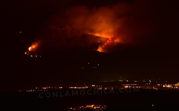 El Ayuntamiento de La Granja pide tranquilidad y espera el trabajo de los dispositivos aéreos para sofocar el incendio de Guadarrama