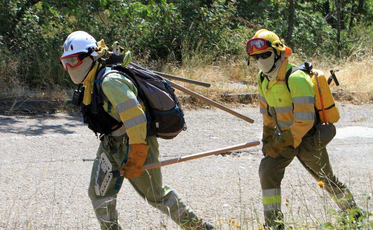 Dos miembros del dispositivo para la extinción del incendio.