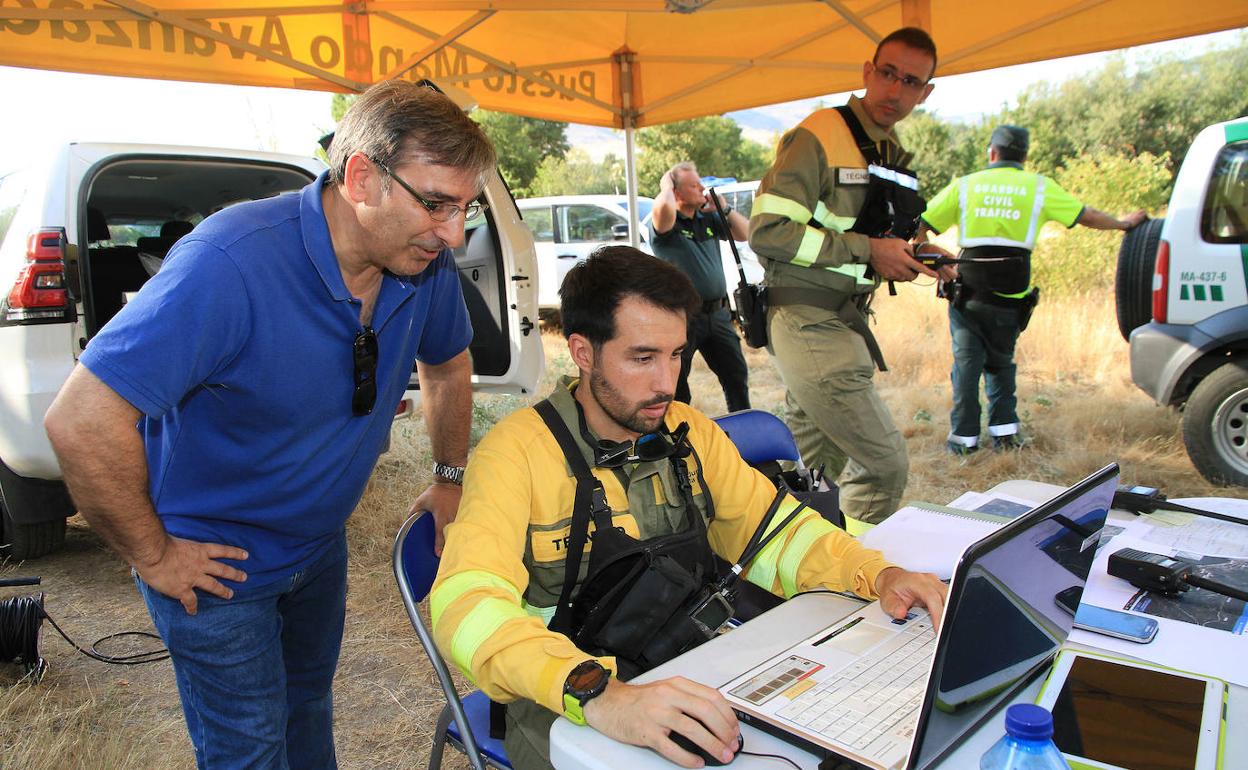 Dispositivo del servicio de emergencias desplegado para el incendio de Guadarrama, en los aledaños del Real Sitio de San Ildefonso. 