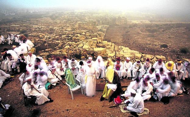 Imagen principal - Samaritanos reuinidos en el monte Gerimizim para celebrar la Fiesta de los Tabernáculos, que conmemora la salida del pueblo de Egipto.