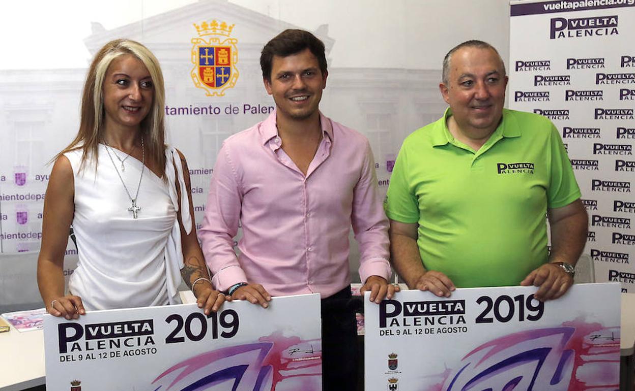 Carolina Gómez, concejala de tráfico, Víctor Torres, concejal de deportes, y Luis Javier Cajigal, de la organización. 