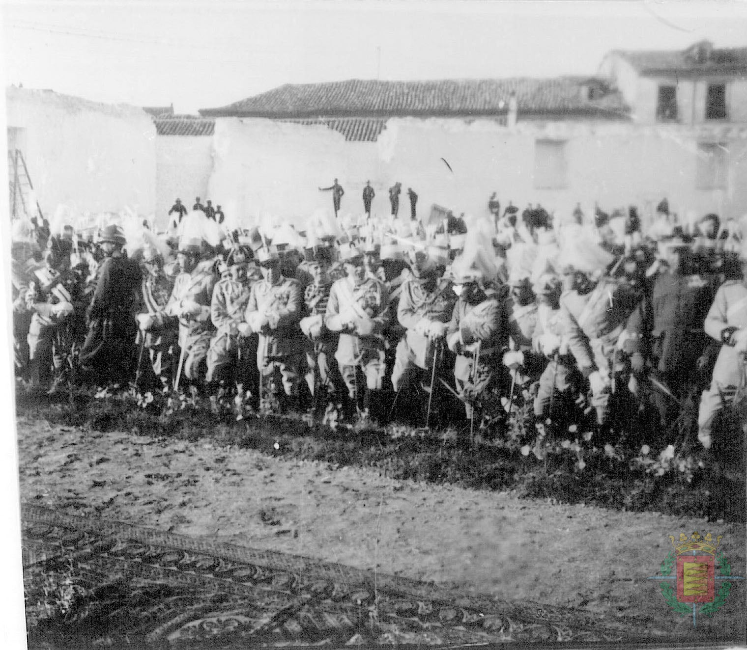 Militares de gala durante la colocación de la primera piedra de la Academia de Caballería.