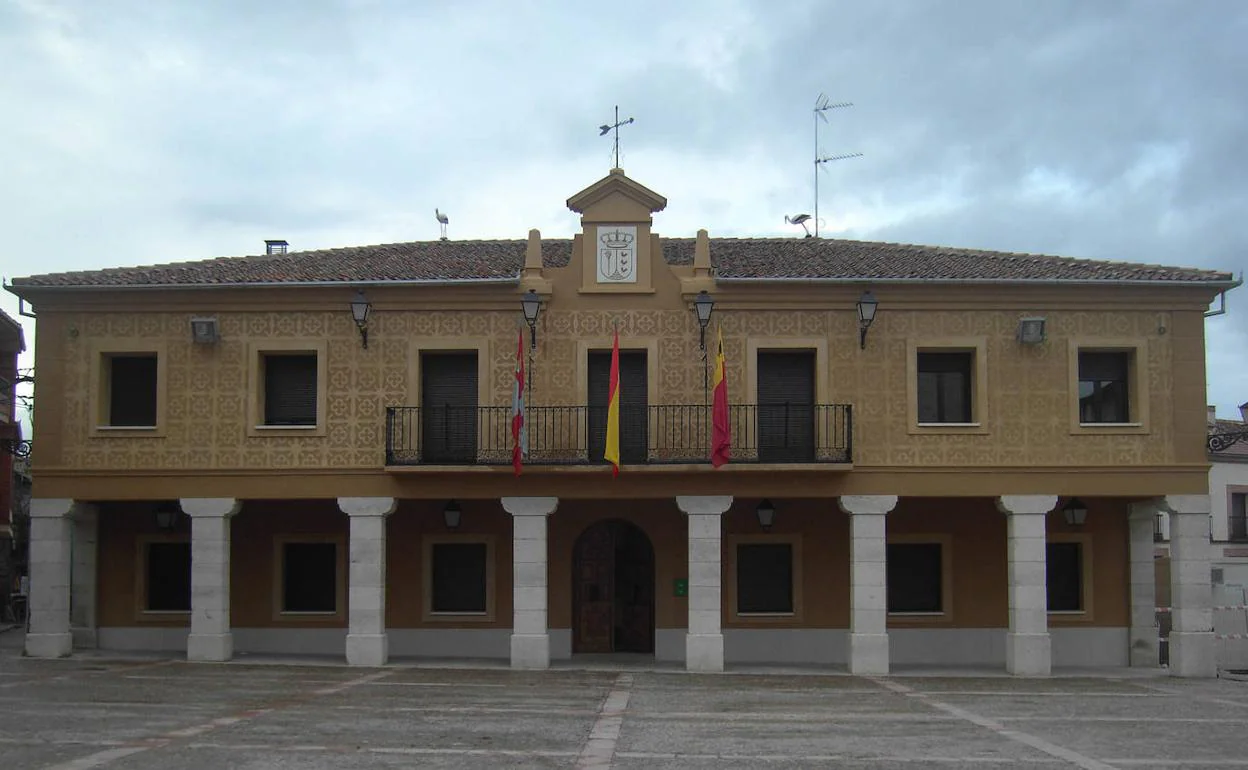 Fachada del Ayuntamiento de Fuentepelayo. 