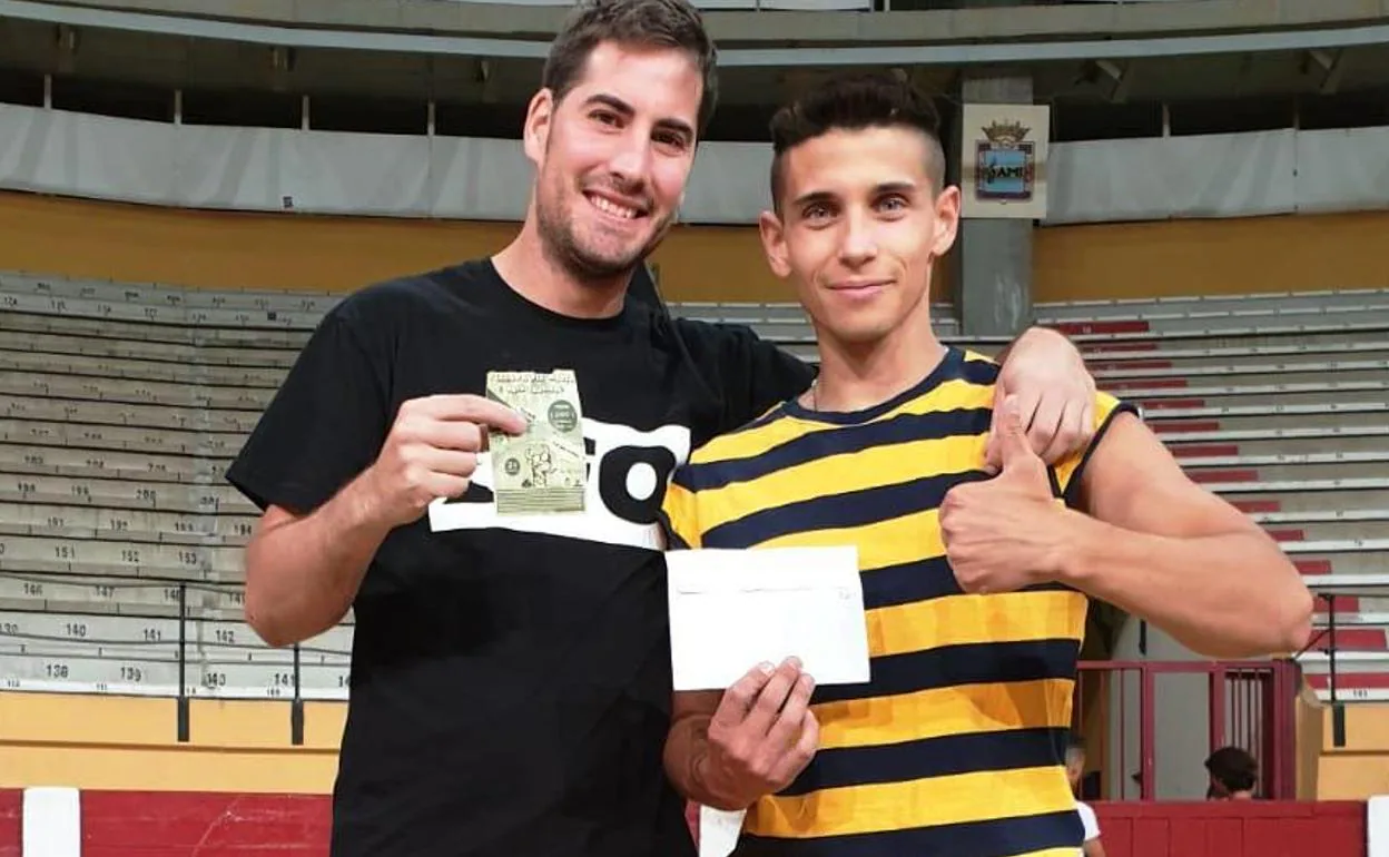 El ganador Jonathan Sanchez recoge el premio de manos de Alberto Arranz. 