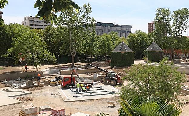 Máquinas trabajando en el parque Juan de Austria este martes. 