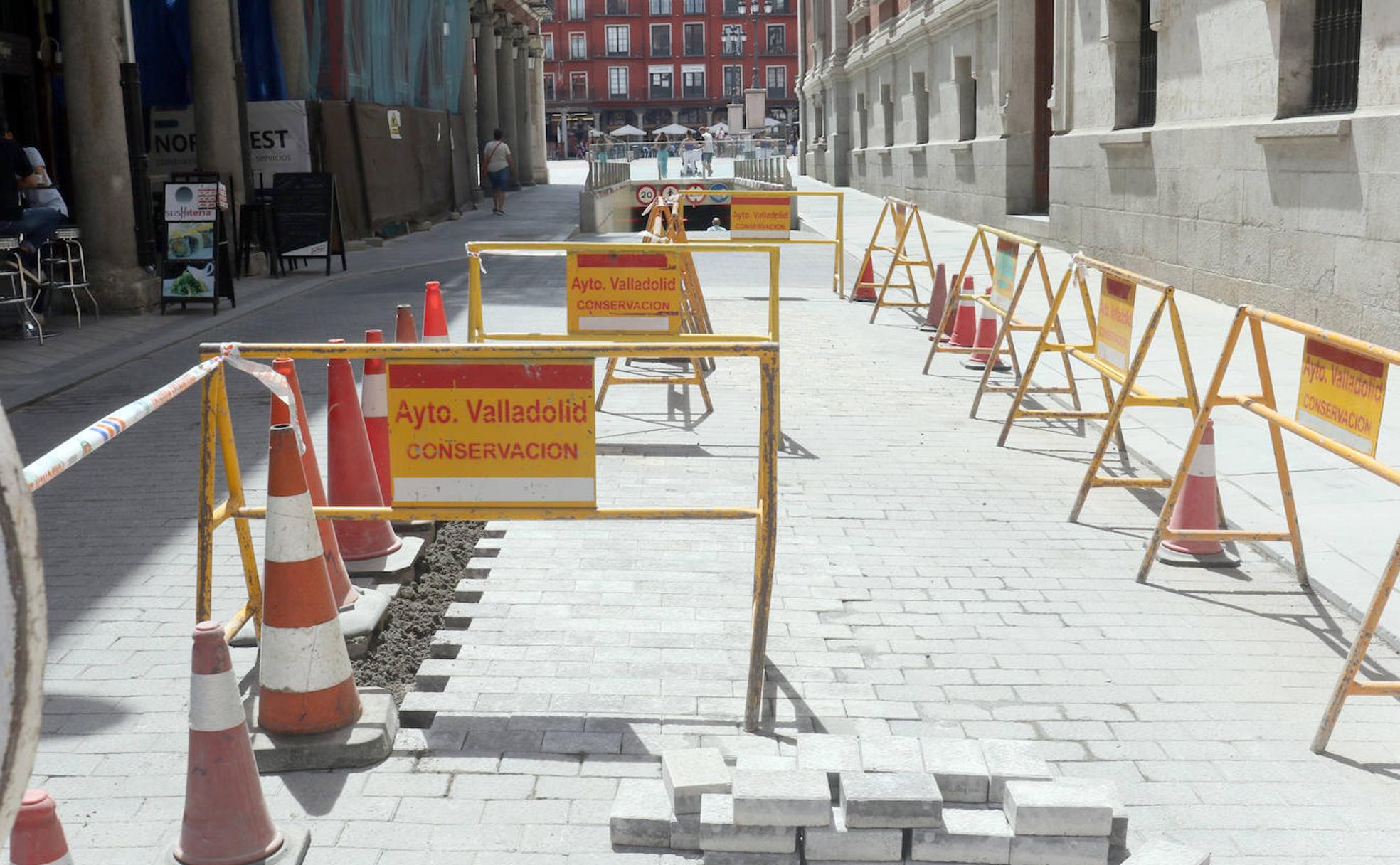 Obras en el adoquinado de la calle Manzana en la mañana de este martes. 