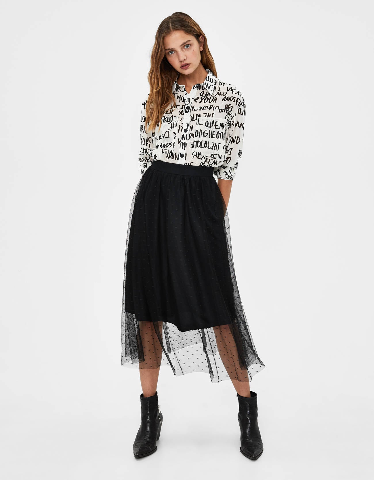 Otra de las tendencias que pegan fuerte en las faldas midi será el tul y, sobre todo, en negro. Bershka
