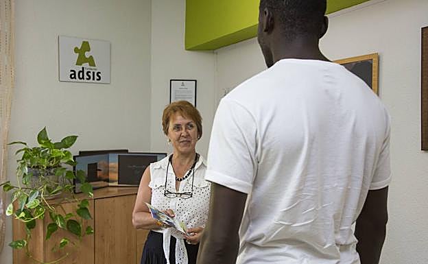 Aurora Corona conversa con M. en la sede de Adsis. 