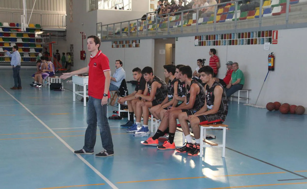 Fernanado Merchante, dirige un encuentro con uno de los equipos que ha entrenado en Salamanca. 