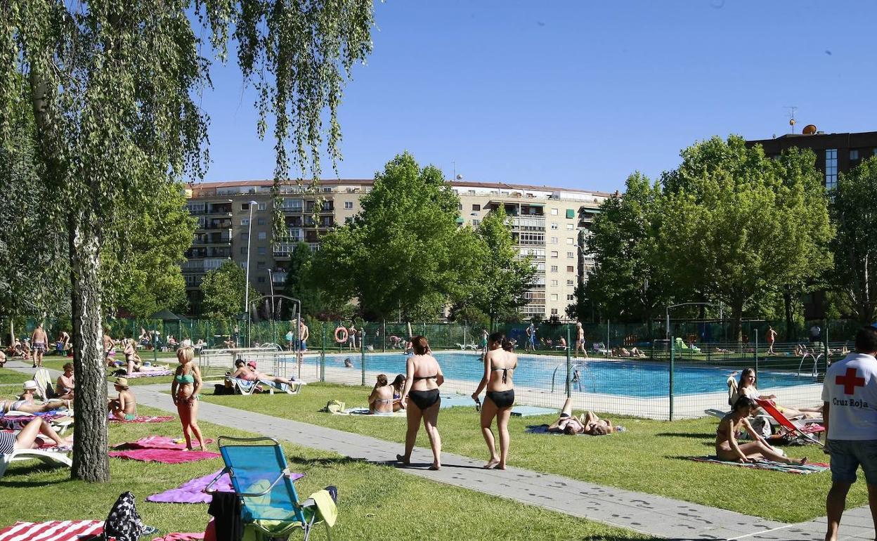 Imagen de una de las piscinas municipales de la capital salmanitna. 