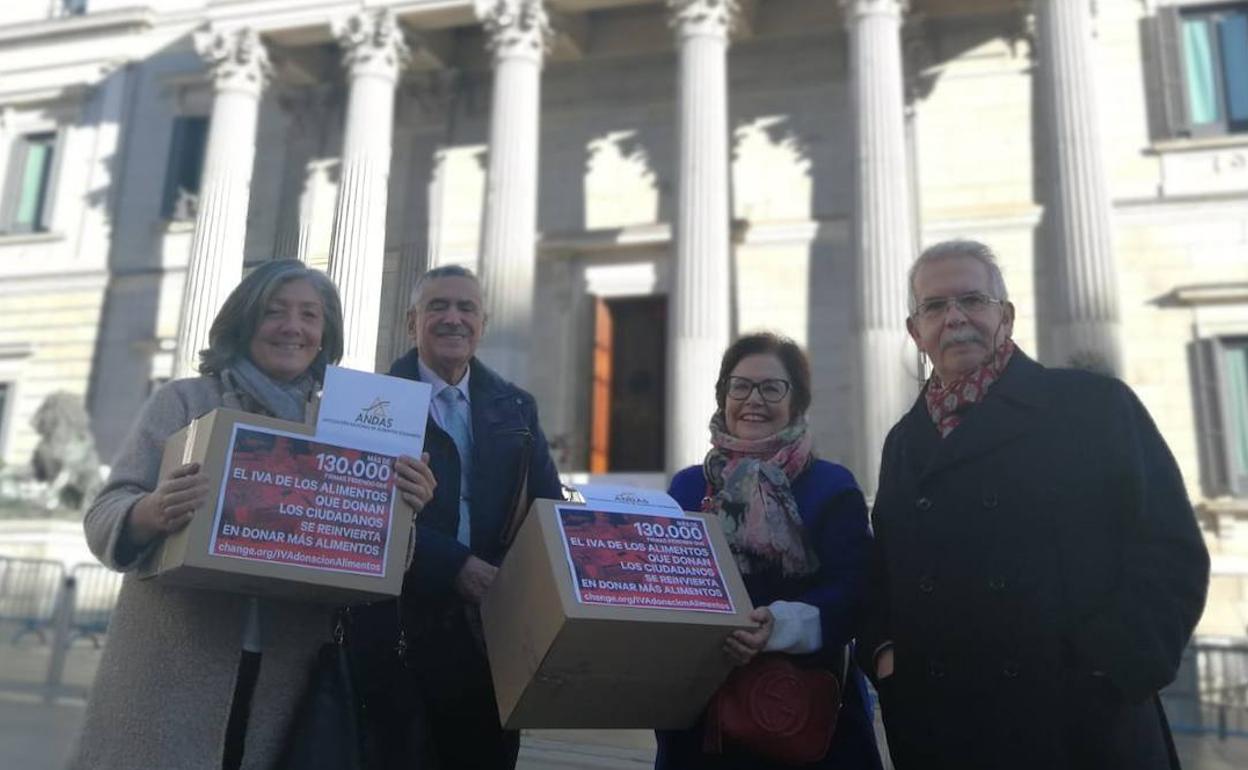 ANDAS frente al Congreso con las 130.000 firmas. 