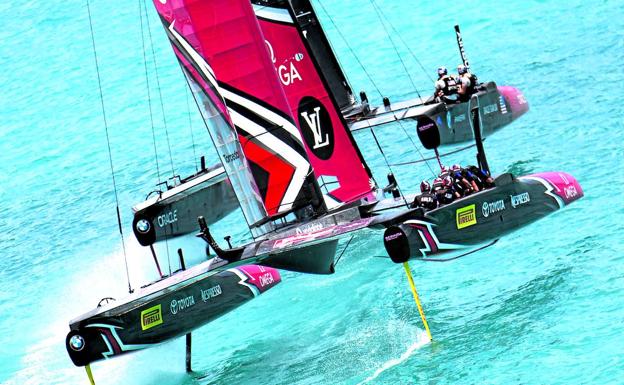 Dos multicascos compiten en aguas de Bermuda durante la última Copa América.