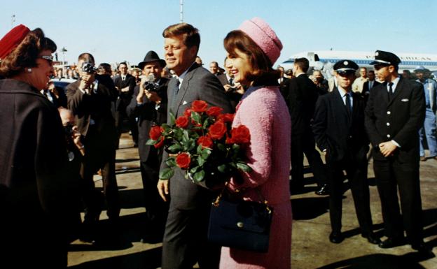 El presidente J. F. K. y la Primera Dama Jacqueline Bouvier Kennedy llegan a Dallas antes de que él fuera asesinado. 