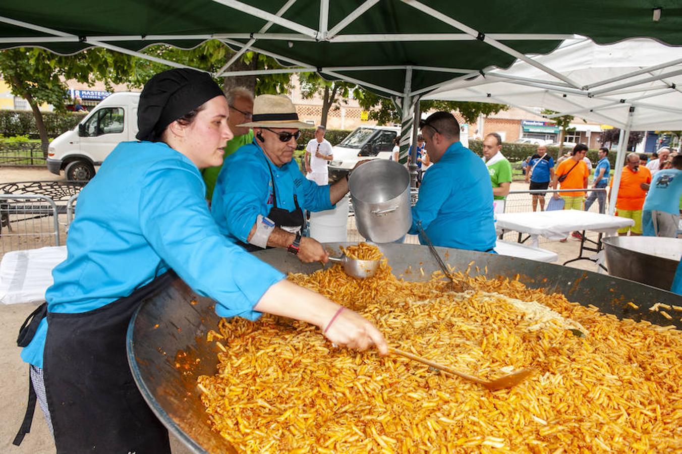 Imágenes de la macarronada y del tobogán de agua