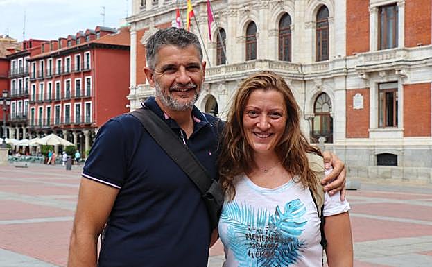 Julien y Quitterie Duhoux en la Plaza Mayor.