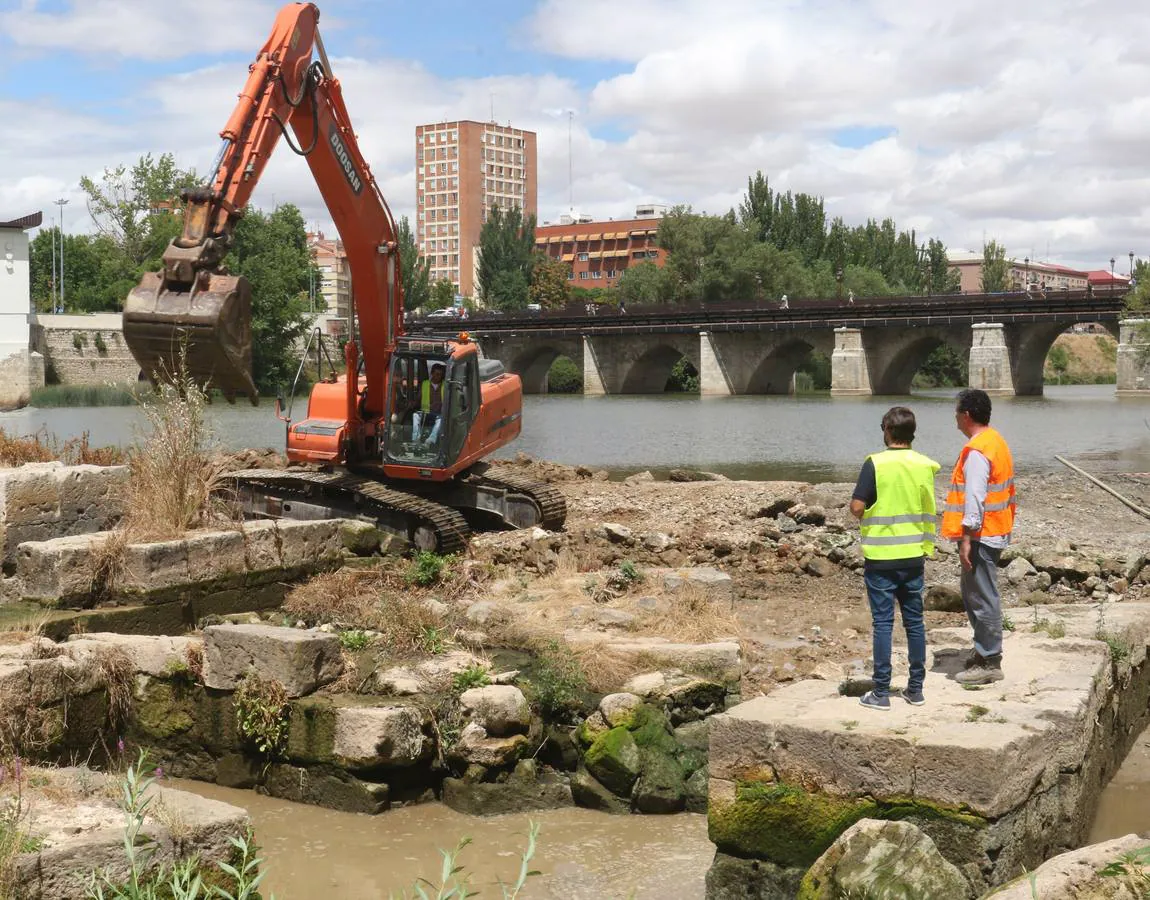 Valladolid. Las obras para recuperar las aceñas del Pisuerga arrancan con el secado del río. El arqueólogo Arturo Balado prevee que el proceso de recuperación de los restos del complejo hidraúlico del siglo XIII duren un mes.