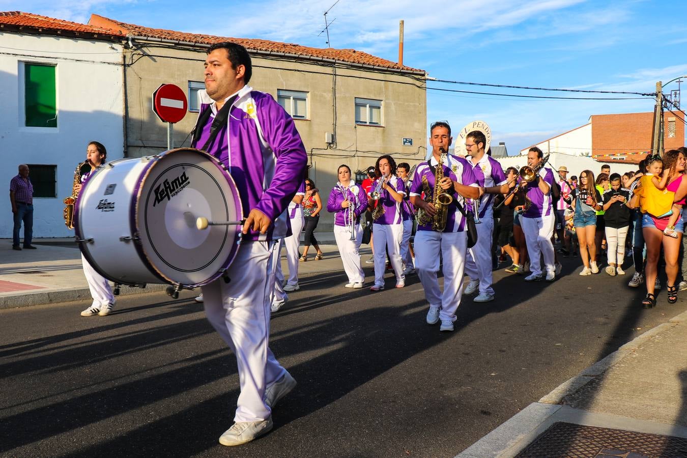 Fotos: Desfile de peñas en La Overuela