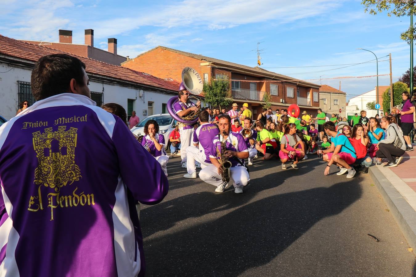 Fotos: Desfile de peñas en La Overuela