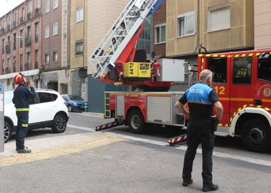 Imagen secundaria 1 - Los Bomberos retiran cristales de una vivienda que cayeron a la calle San José de Valladolid