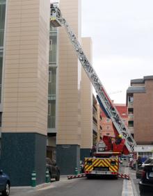 Imagen secundaria 2 - Los Bomberos retiran cristales de una vivienda que cayeron a la calle San José de Valladolid