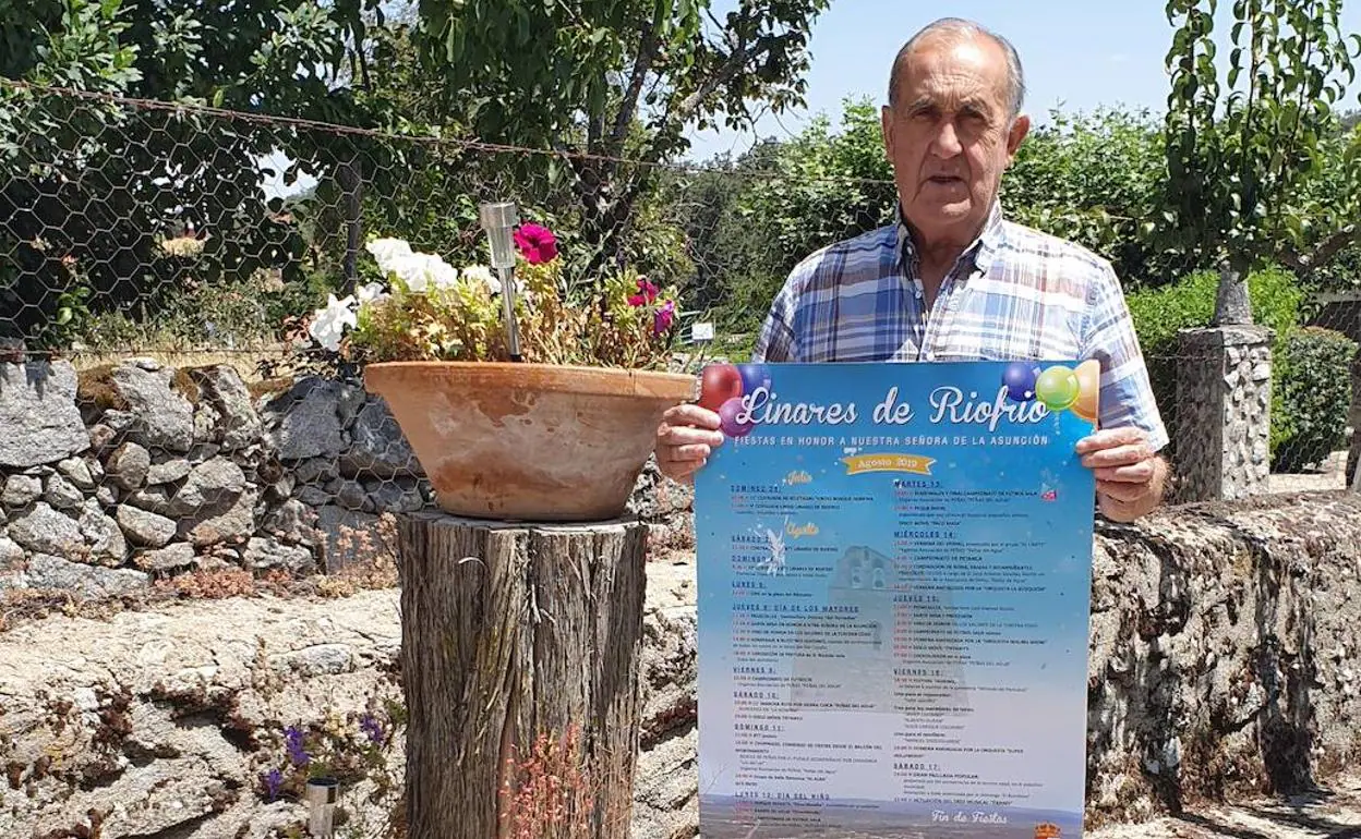 Ignacio Polo, alcalde de Linares de Riofrío, muestra el programa de fiestas. 